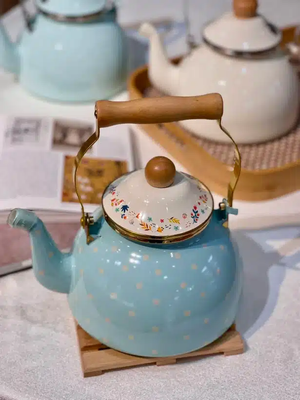 کتری لعابی 2.5 لیتری طرح انگلیسی هوم دسته چوبی وارداتی (2)